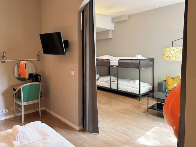 Multiple bed room for 6