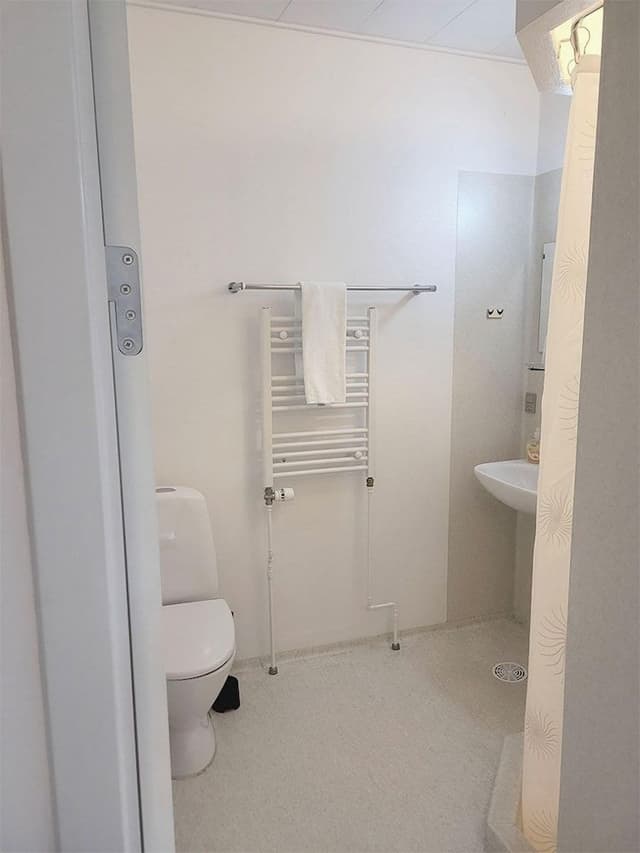 Hotel room with double bed or 2 single beds - private bathroom