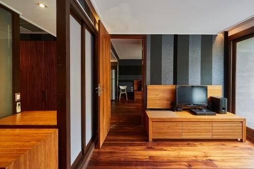 LUXX Langsuan Hotel1