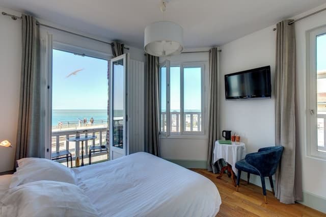 Chambre double vue mer avec balcon et baignoire