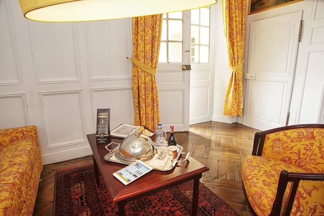 Suite, 1 Queen Bed, Non Smoking (Ming)