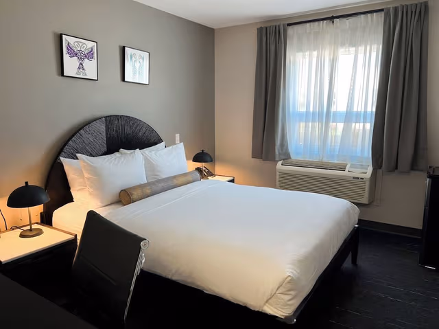 Standard Room, 1 Queen Bed
