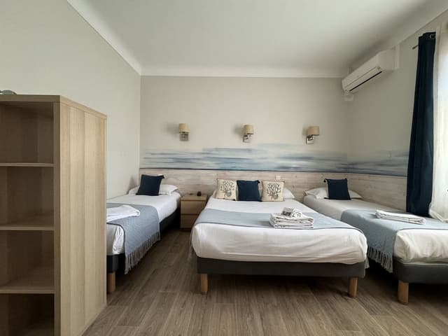 Quadruple Room with window overlooking the Parking