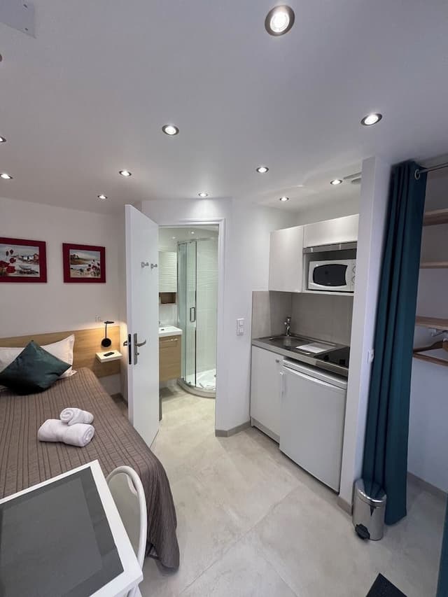 Single Room, Kitchenette