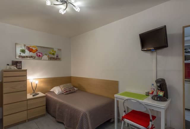 Single Room, Kitchenette