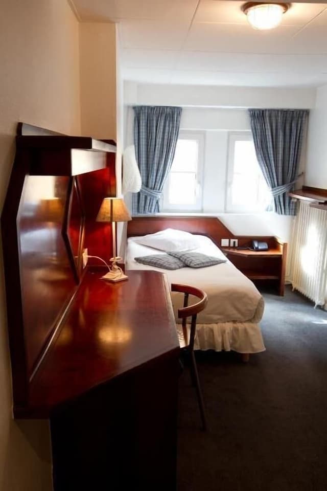 Room with shower, single occupancy