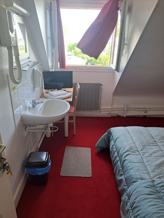 Room, Garden View