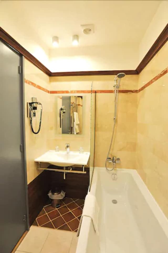 Superior Double Room, Bathtub