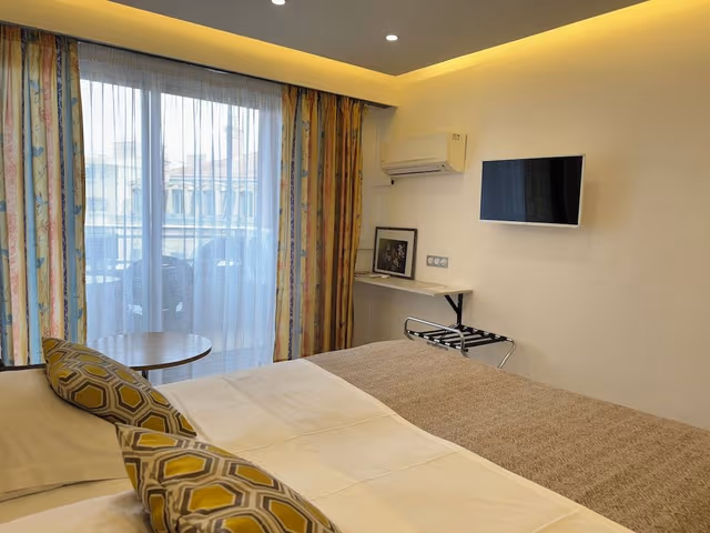 Panoramic Triple Room, City View