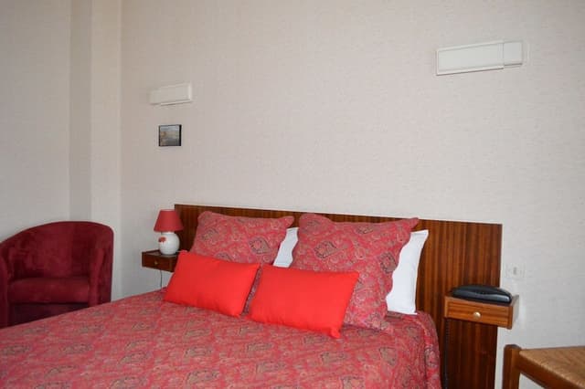 Chambre standard côté rue.