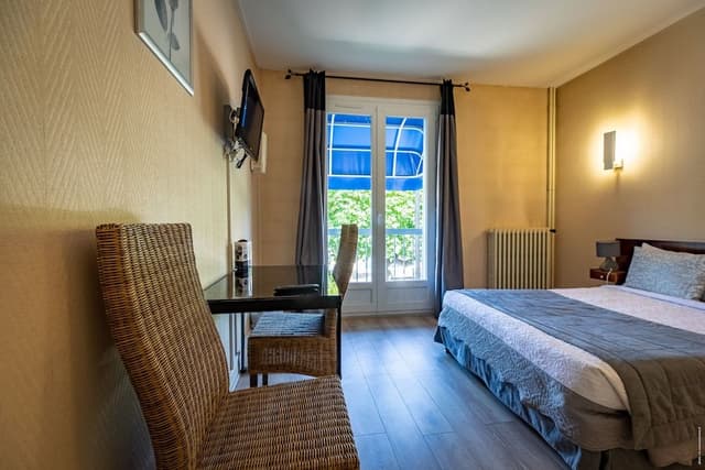 Chambre standard côté rue.