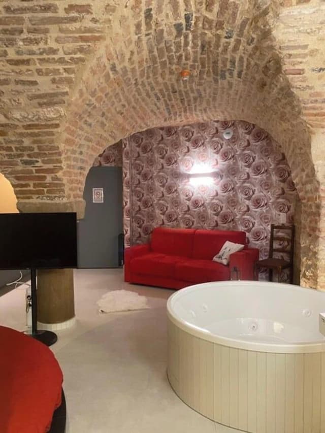 Romantic Suite without windows