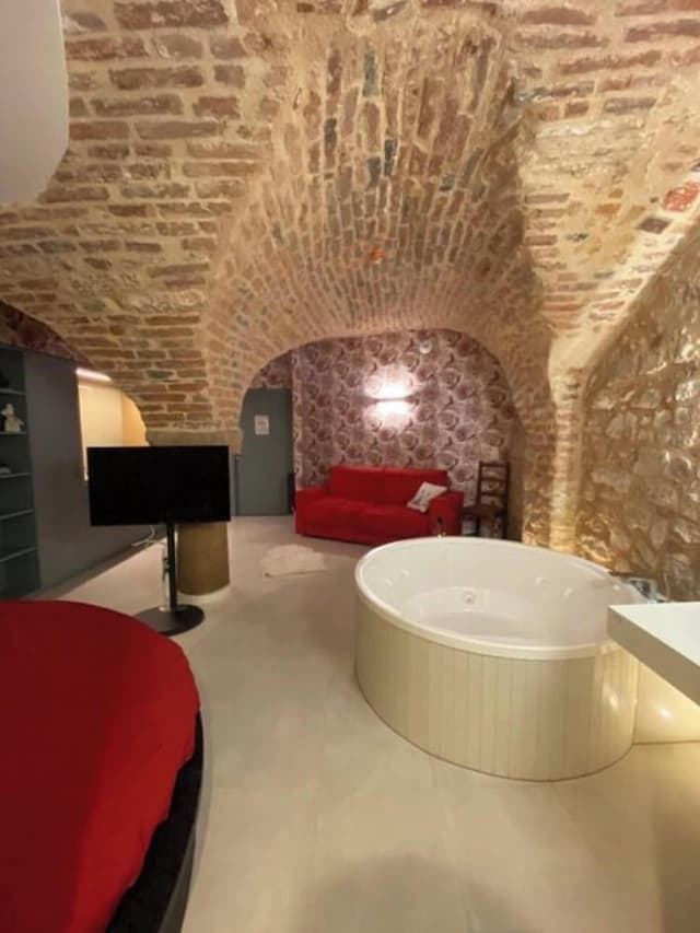 Romantic Suite without windows