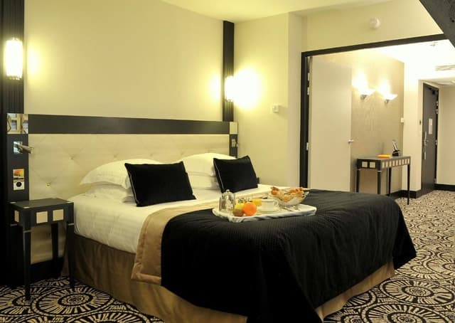 Deluxe Suite with Spa Bath