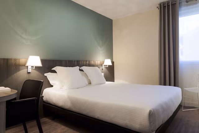 Standard Room, 1 Queen Bed, Courtyard View