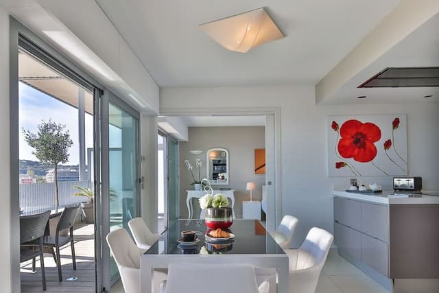 Royal Apartment, 2 Bedrooms, Hot Tub, Sea View