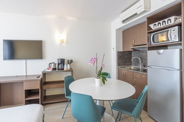 Grand Apartment, Balcony