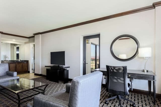 Suite, 1 King Bed (2 Rooms)