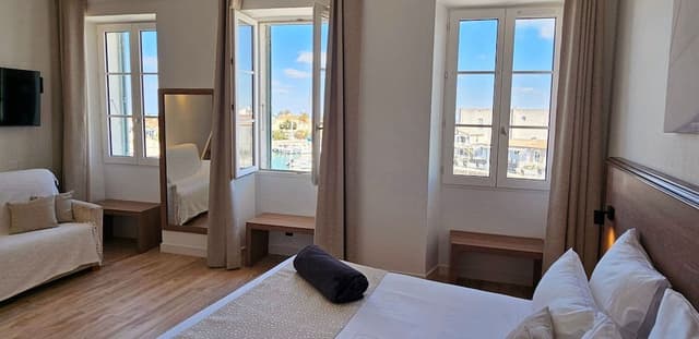 Suite, Harbor View, Mezzanine