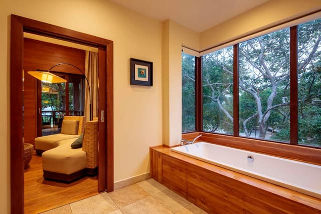 OCEANFRONT 1 KING BED JUNIOR SUITE