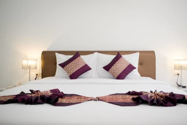 Deluxe Sea View Room (Large Bed)