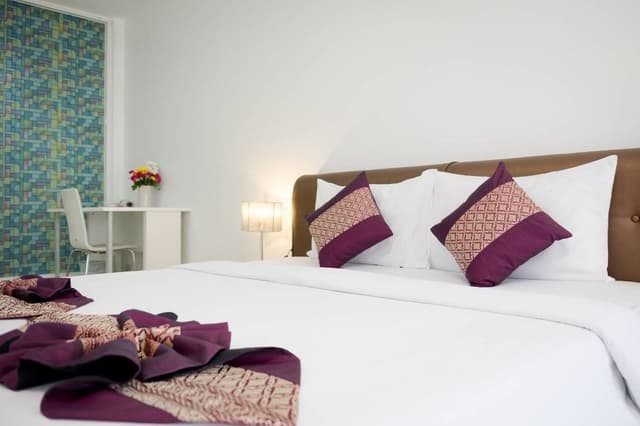 Deluxe Sea View Room (Large Bed)