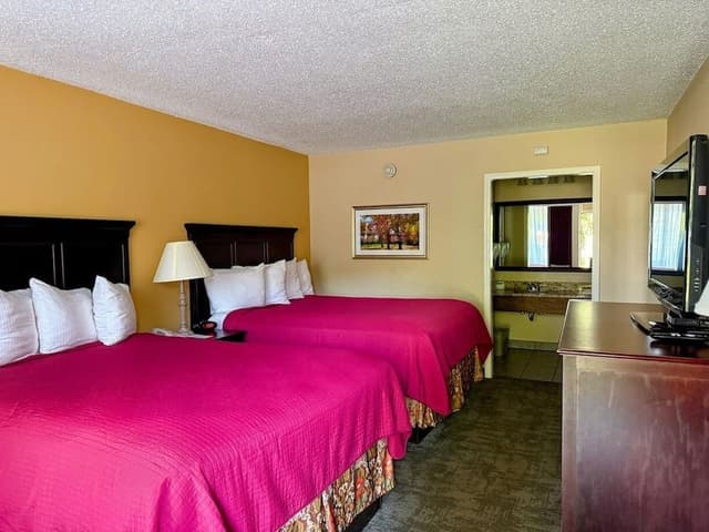 Standard Room, 1 Queen Bed, Roll-in Shower, Non Smoking