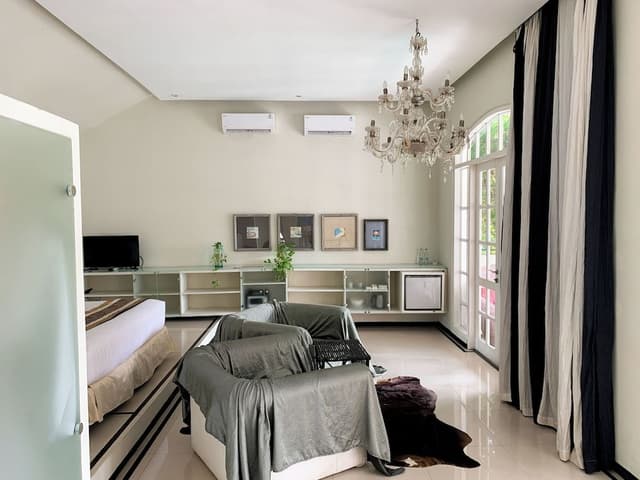 Casa Artista Pool View Suite