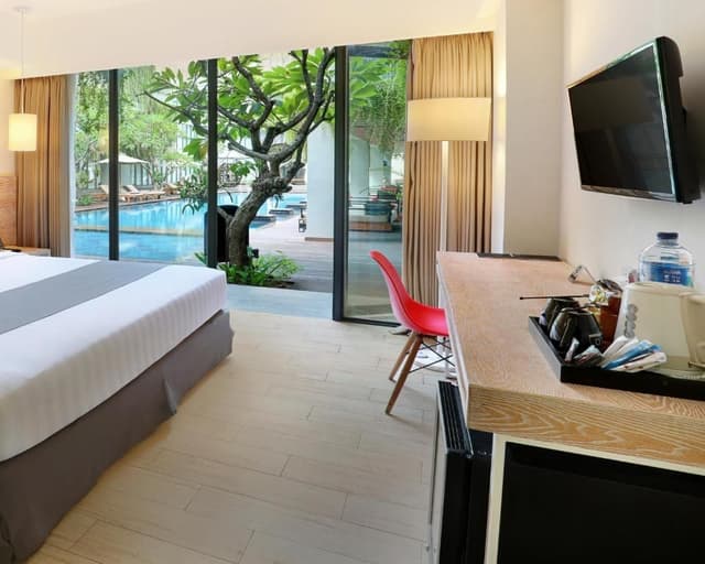 Deluxe Pool Access
