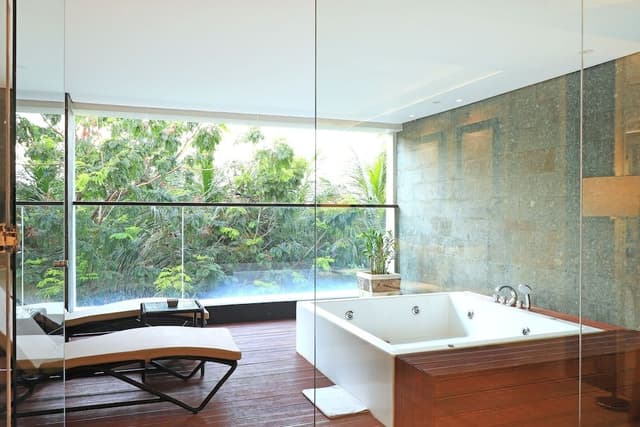 Whirpool Suite Room
