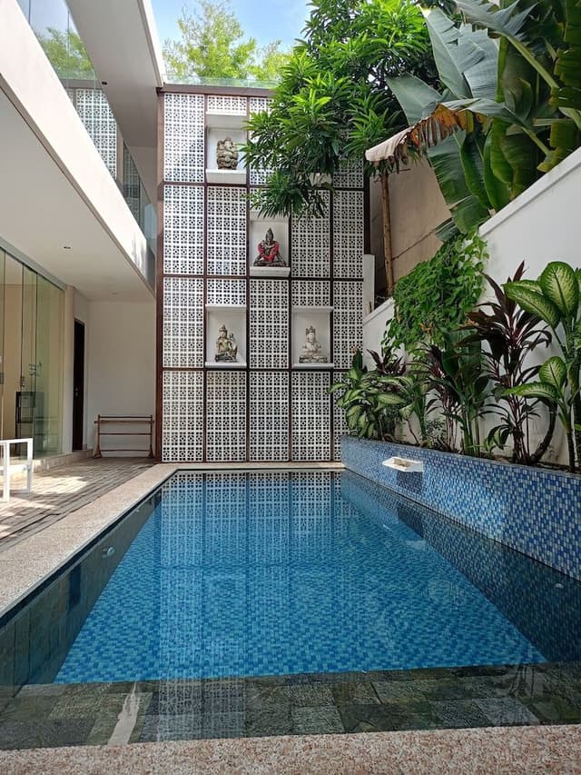 Three - Bedroom Villa with Private Pool and 6 mins walk to the beach