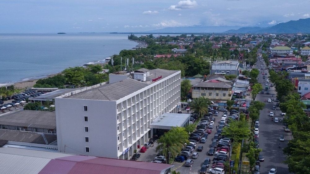 Hotel Pangeran Beach1