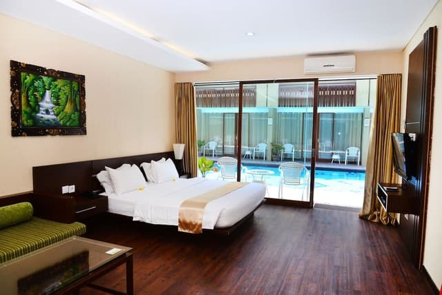 Deluxe Studio Suite, 1 King Bed, Pool Access