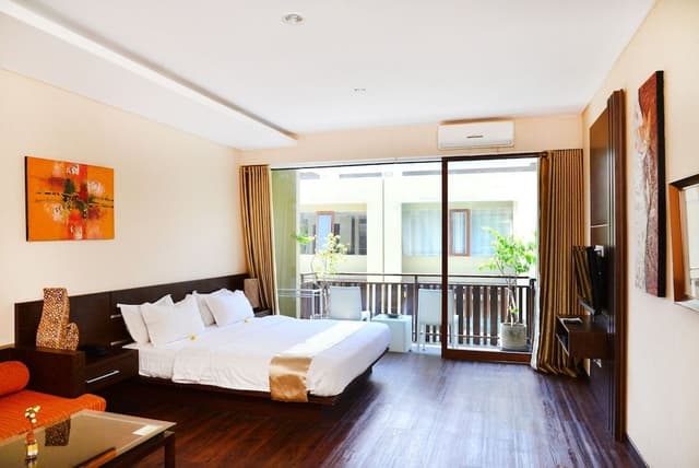 Deluxe Studio Suite, 1 King Bed, Balcony