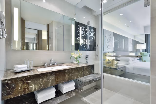Premium Room, 1 King Bed, Pool View