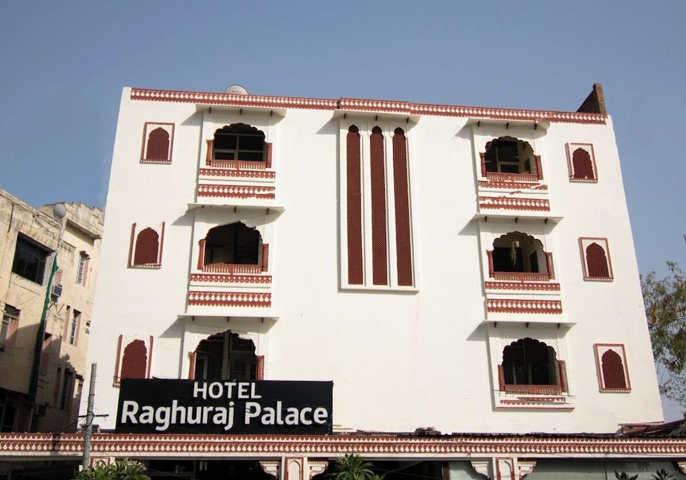 โรงแรม รากุราช พาเลซ (Raghuraj Palace)1