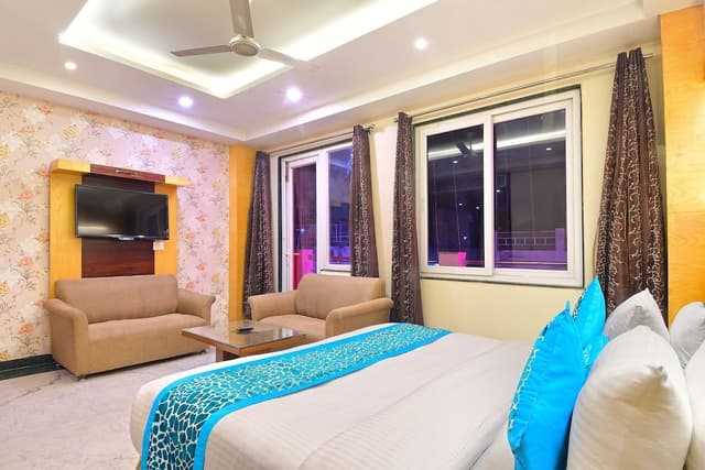 Suite Room with Extra Living Area and Sofas