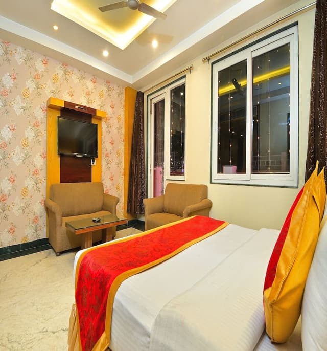 Suite Room with Extra Living Area and Sofas