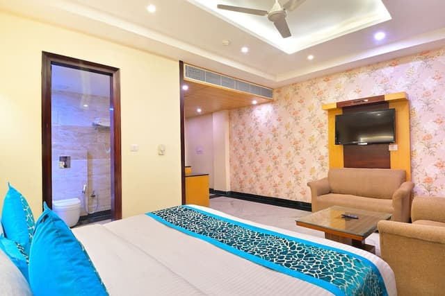 Suite Room with Extra Living Area and Sofas