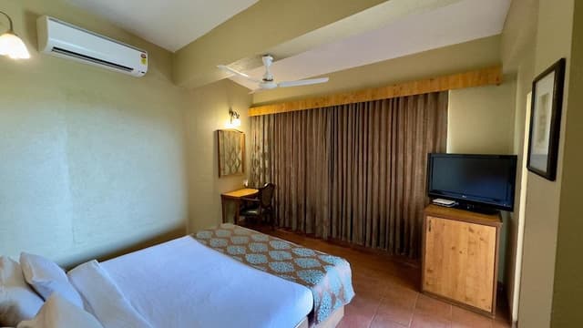 Cottage Room with Partial Mountain View