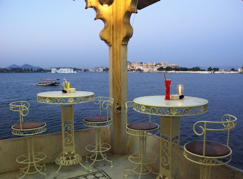 Jagmandir Island Palace0