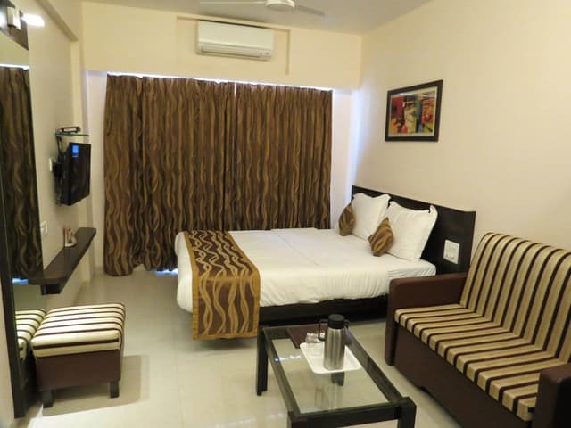 Club Room (AC)