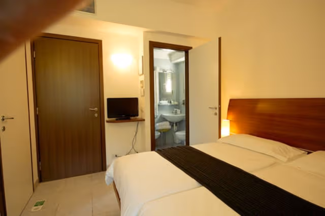 Economy Double Room (lateral garden view)