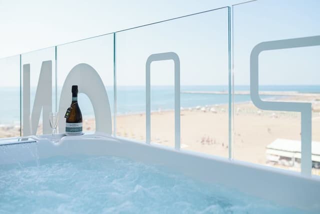 Deluxe Suite, Jetted Tub
