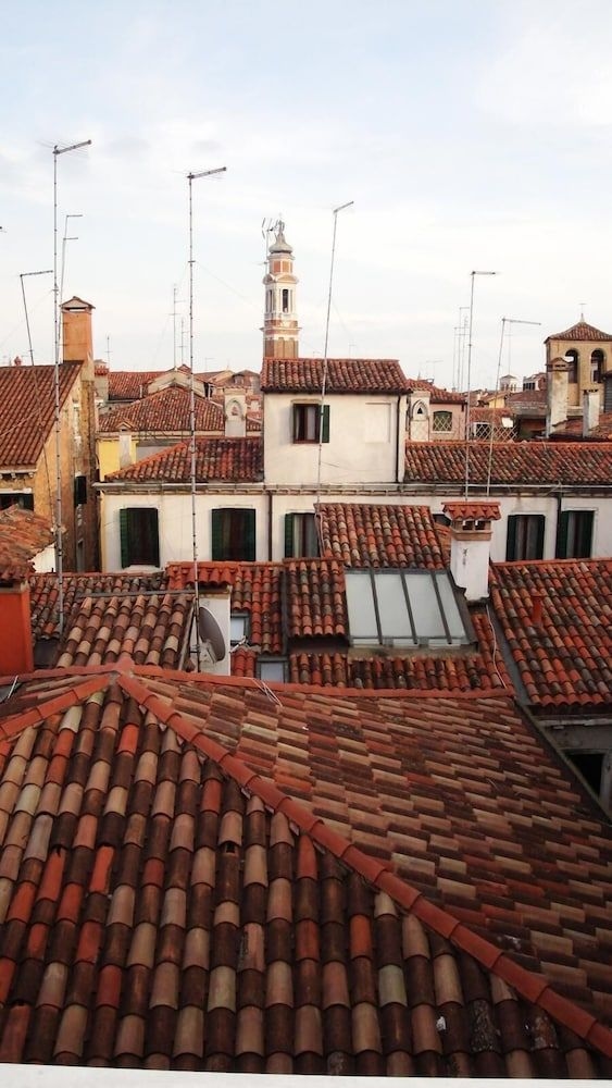 Venice Apartments0