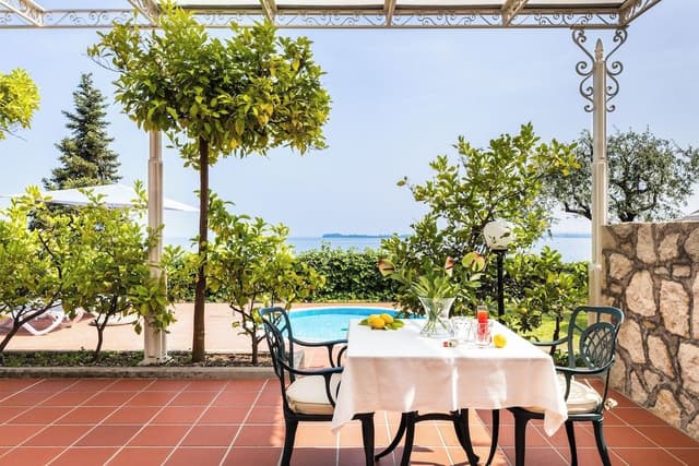 Exclusive Suite Deluxe with Living Area, Private Terrace, Lake View
