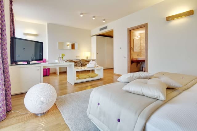 Deluxe Room, 1 King Bed (Living Room)