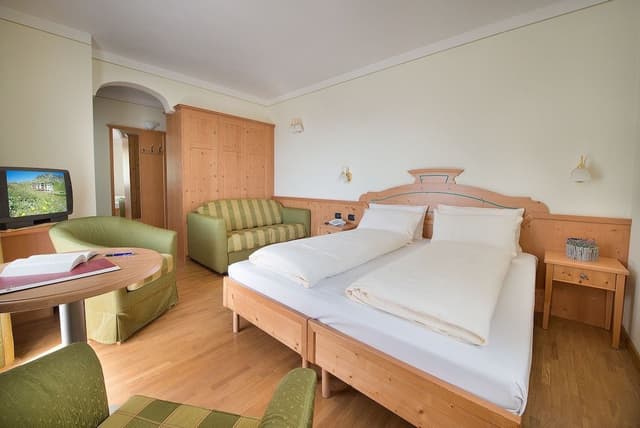 Deluxe Suite, 1 Bedroom, Bathtub, Lake View