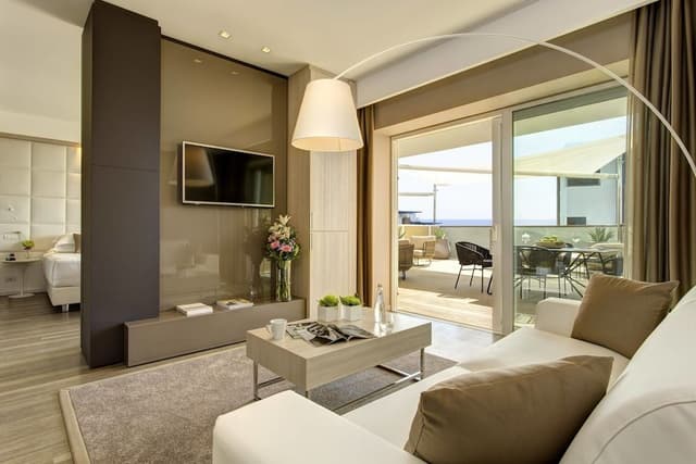 Suite (Sundeck)