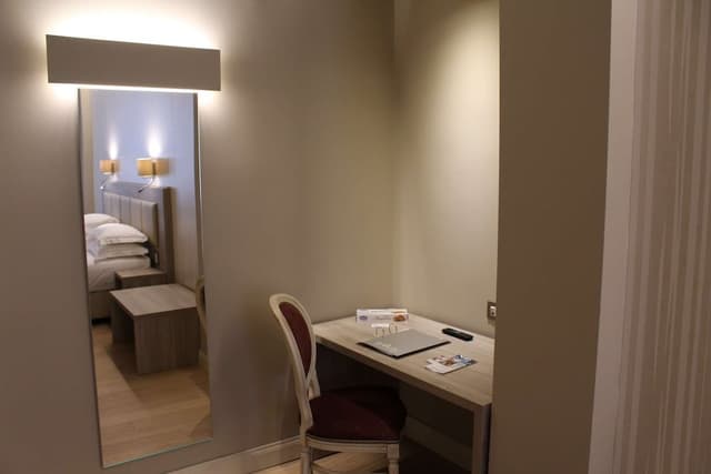 Comfort Room, 1 King Bed (with Single Sofabed)